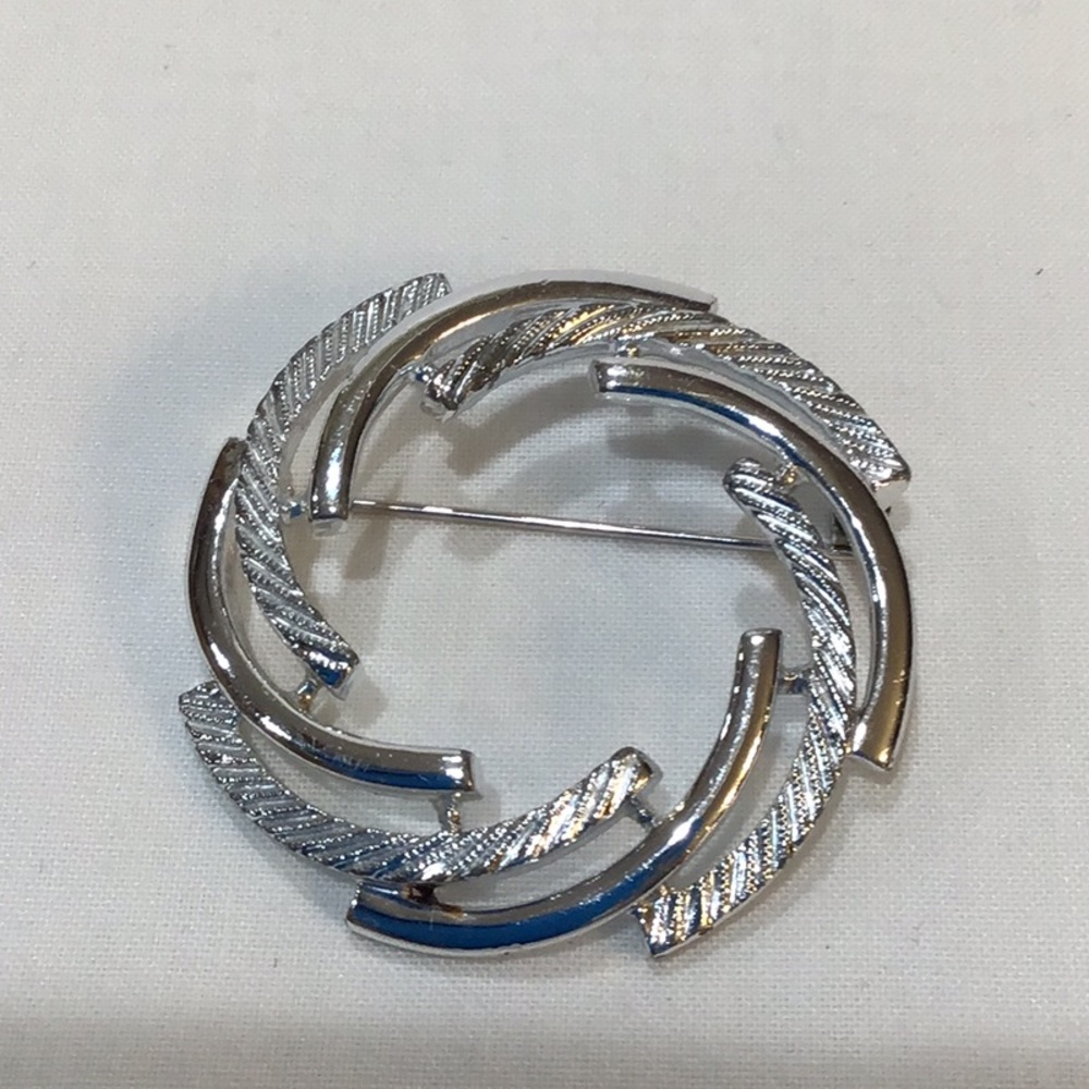 Sarah Coventry Silver tone Swirl Circle Wreath Pin Brooch